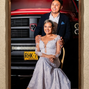 Retablo de Lujo Personalizado (50x90) - Impresión Premium de Boda en Camioneta Roja con Matrícula RHK-798"